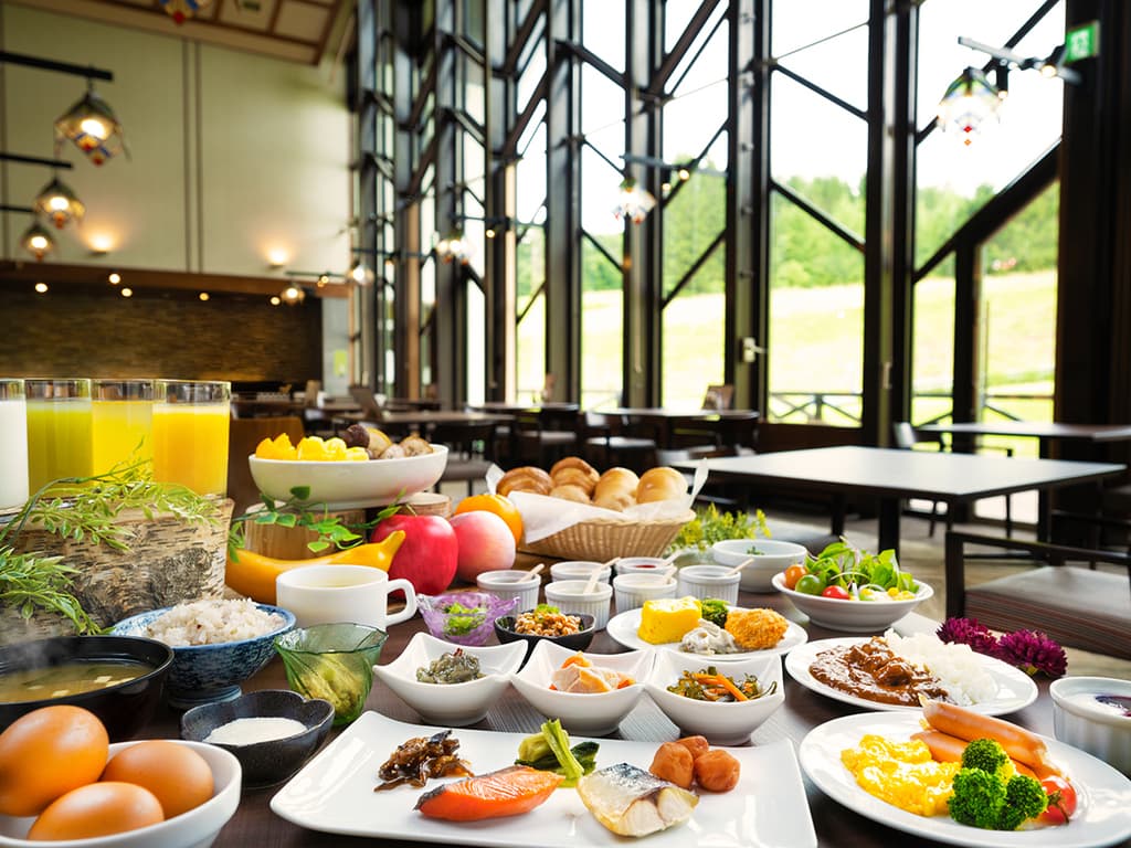 地産食材の健康ビュッフェを、八幡平の大自然を見渡せるダイニングで。【朝食付】